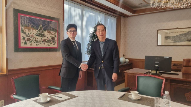 한덕수 국무총리가 윤석열 대통령 탄핵소추안 표결일인 7일 서울 종로구 삼청동 총리공관에서 국민의힘 한동훈 대표와 긴급 회동을 하고 있다. 연합뉴스