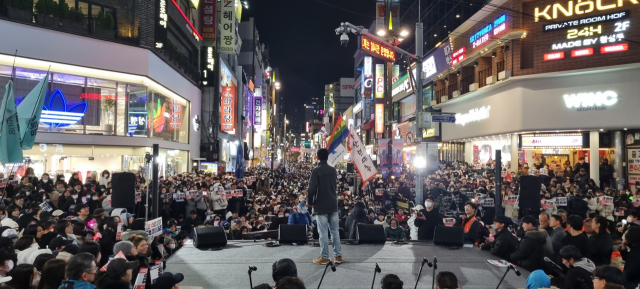 7일 오후 6시 40분께 부산 부산진구 서면 쥬디스태화백화점 일대 모습. 주최 측 추산 시민 1만 명이 이날 정권 퇴진 집회에 모였다. 김준현 기자 joon@