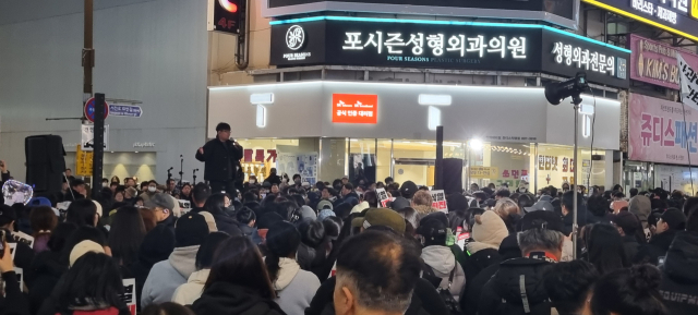 부산 부산진구 서면 쥬디스태화백화점 인근 거리에서 시민들이 정권 퇴진을 요구하며 자유롭게 연설하는 모습. 김준현 기자 joon@