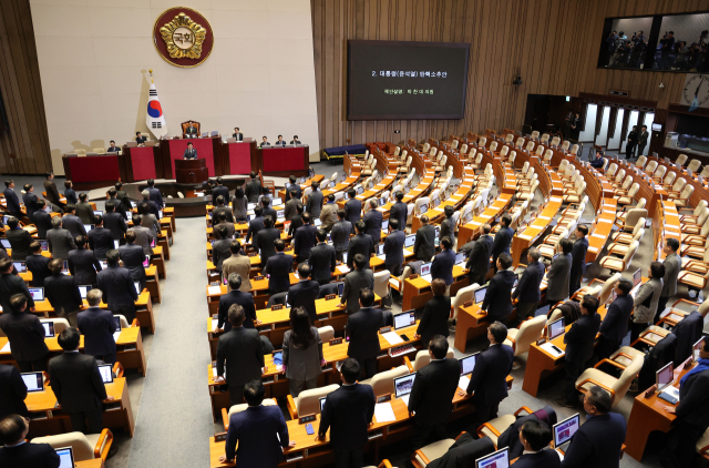 더불어민주당 박찬대 원내대표 등 야당 의원들이 7일 오후 국회 본회의에서 비상계엄해제요구결의안에 참석한 국민의힘 의원들의 이름을 호명하고 있다. 연합뉴스