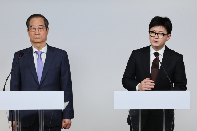 국민의힘 한동훈 대표와 한덕수 국무총리가 8일 오전 서울 여의도 국민의힘 당사에서 국정 수습 방안에 대한 공동 담화문을 발표하고 있다. 연합뉴스
