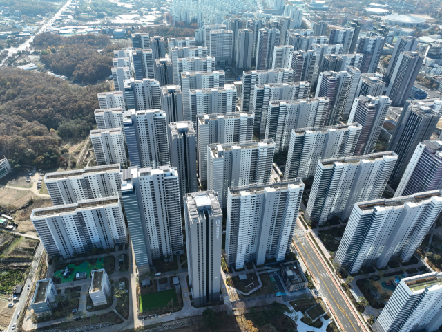 올해 서울 지역 아파트의 3.3㎡당 평균 분양가가 처음으로 5000만 원대를 돌파하며 역대 최고치를 기록한 것으로 나타났다. 사진은 지난달 27일 입주가 시작된 서울 강동구 올림픽파크포레온 단지 모습. 연합뉴스