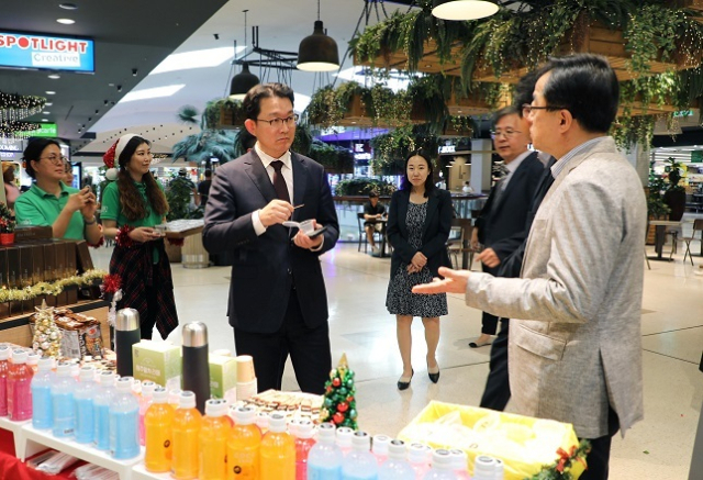 호주 현지에서 열린 바이어 초청 판촉행사. 농식품부 김종구 농업혁신정책실장(가운데)이 대화를 나누고 있다. 농식품부 제공