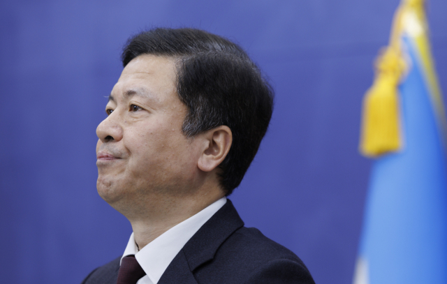 전하규 국방부 대변인이 5일 오전 서울 용산구 국방부에서 비상계엄 사태 뒤 처음으로 열린 정례브리핑에서 계엄군의 국회 진입과 관련한 질문을 굳은 표정으로 듣고 있다. 연합뉴스