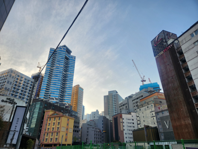 9일 오후 비상계엄 사태 여파로 연말 특수가 사라져 부산 해운대구 일대가 한산하다.