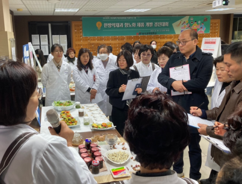 2024 한방약재과 향노화제품 개발 경진대회 심사 장면. 동의과학대 제공