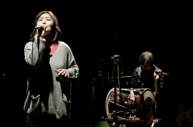 인디밴드 ACT가 공연 중인 모습. 극단 새벽 제공