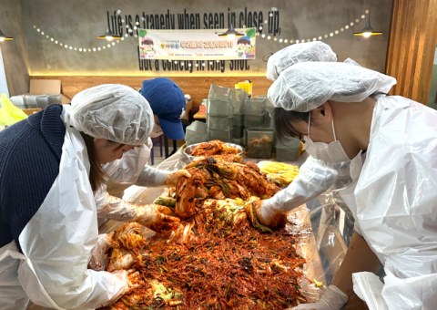 신라대학교(총장 허남식) 수탁기관인 부산광역시청소년자립지원관(혼합형)은 청소년들과 함께 김장 담그기 행사를 진행했다. 신라대 제공