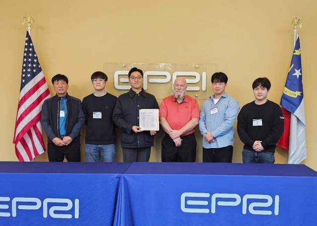 한수원 사내벤처 '딥아이'가 AI 비파괴 검사방법 국제인증을 받고 기념촬영을 하고 있다. 한수원 제공