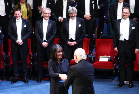 2024 노벨문학상 수상자인 한강 작가가 10일(현지시간) 스웨덴 스톡홀름 콘서트홀에서 열린 시상식에서 칼 구스타프 16세 스웨덴 국왕으로부터 노벨문학상 메달과 증서를 받고 있다. 연합뉴스