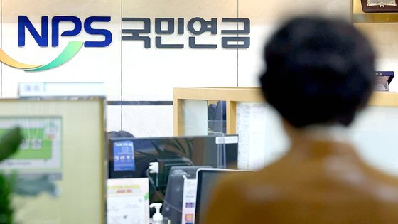 매월 100만 원 이상의 국민연금을 받는 수급자가 80만 명을 넘어선 것으로 나타났다. 연합뉴스