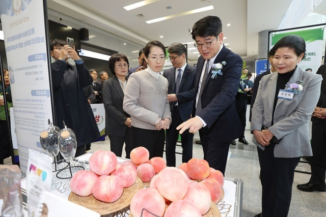 권재한 농촌진흥청장은 11일 전북 전주시 농촌진흥청에서 열린 '2024 농업과학기술 성과공유대회'에서 주요 전시품을 살펴보고 있다. 농촌진흥청 제공