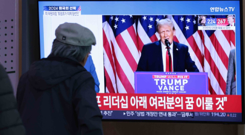 11월 6일 시민들이 도널드 트럼프 대통령 당선인의 미국 대선 승리 선언 방송을 보고 있다. 연합뉴스