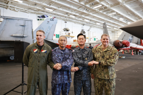 11월 14일 제주 남방 공해상 미국 항공모함 조지워싱턴함에서 열린 한미일 다영역 훈련 24-2차 프리덤 에지에서 그레고리 뉴커크(왼쪽부터) 미 5항모강습단장, 다카시 나츠이 일본 제4호위대군 사령, 허성재 해군7전단장이 악수를 하며 기념촬영하고 있다. 연합뉴스