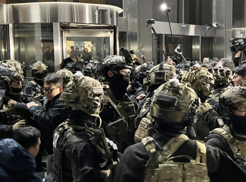 윤석열 대통령이 비상계엄을 선포한 가운데 12월 4일 새벽 서울 여의도 국회의사당에 무장한 계엄군이 진입을 시도하고 있다. 연합뉴스