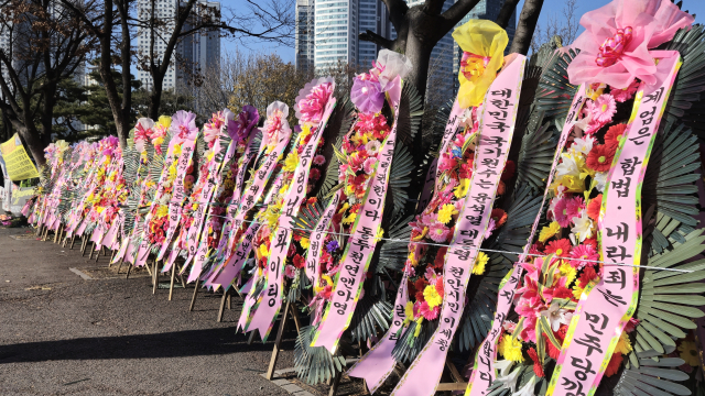 14일 서울 용산구 대통령실 옆 전쟁기념관 주변에 윤석열 대통령을 옹호하는 화환이 줄지어 놓여 있다. 이우영 기자 verdad@