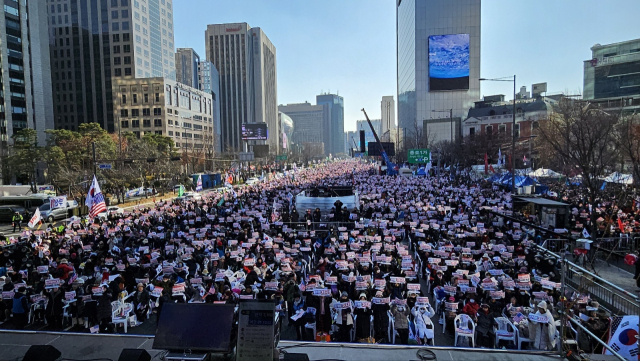 14일 서울 광화문 광장에는 오전 일찍부터 보수단체가 집결했다. 오후 1시께 참가자가 늘면서 경찰이 차선을 추가 통제하기도 했다. 김현우 기자 khw82@