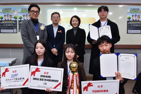 부산외대 PSC학습공동체 팀 디베토가 지난달 23일 개최된 ‘제12회 한국 대학생 일본어 디베이트 대회’에서 최종 우승을 차지하며 4년 만에 3번째 우승이라는 쾌거를 달성했다. 부산외대 제공