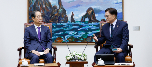 우원식 국회의장(오른쪽)과 한덕수 대통령 권한대행 국무총리가 15일 국회에서 만나 대화하고 있다. 연합뉴스