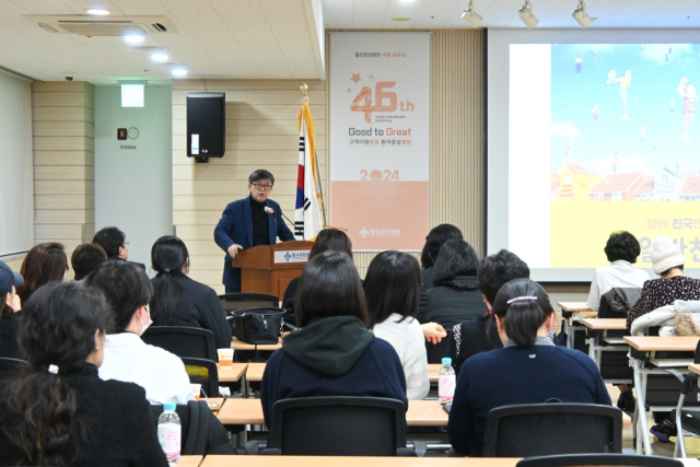 조성관 작가가 17일 부산 동구 좋은문화병원 대강당에서 열린 '문화아카데미'에서 '천재들의 인생을 바꾼 순간들'을 주제로 강의하고 있다. 좋은문화병원 제공