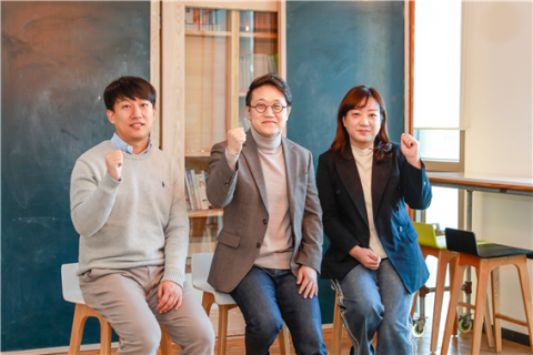 선정교수 단체사진(좌에서 우로,최봉준교수,김경원교수,김형숙교수)