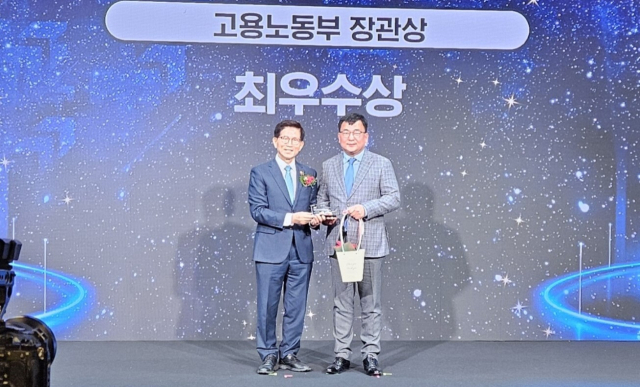 ㈜퍼스트인코리아는 지난 5일 서울 포시즌스 호텔에서 개최된 ‘2024년 내일을 여는 청년의 날’ 행사에서 고용노동부 장관상에 해당하는 미래내일일경험 프로그램분야 최우수상을 받았다. ㈜퍼스트인코리아 제공