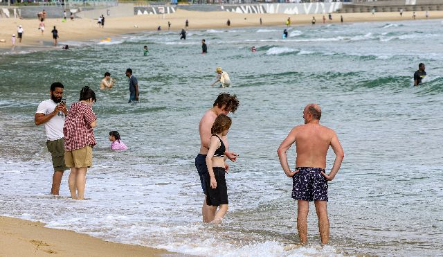 지난해 9월 지속되는 더위에 관광객들이 이미 폐장한 해운대해수욕장을 찾아 해수욕을 즐기는 모습. 김종진 기자 kjj1761@