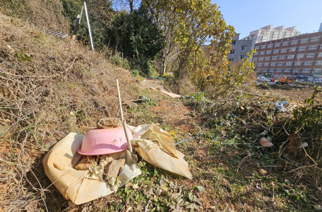 2014년 10월 삼도수군통제사 사적비 24기가 발굴된 통영의 한 텃밭. 추가 발굴 필요성이 제기됐지만 예산 부족으로 지금까지 방치돼 왔다. 부산일보DB