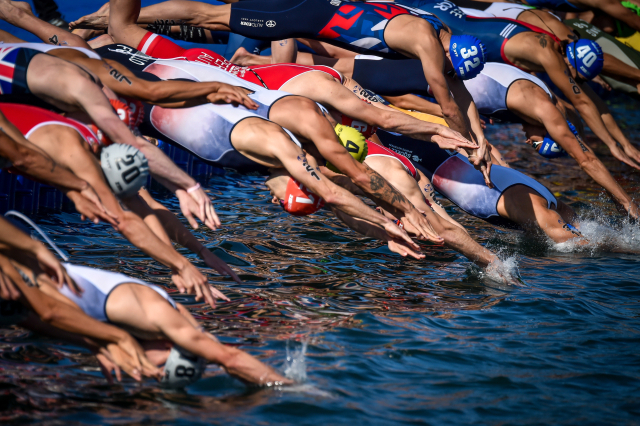 통영 월드 트라이애슬론컵 엘리트부 수영 경기 모습. 부산일보DB