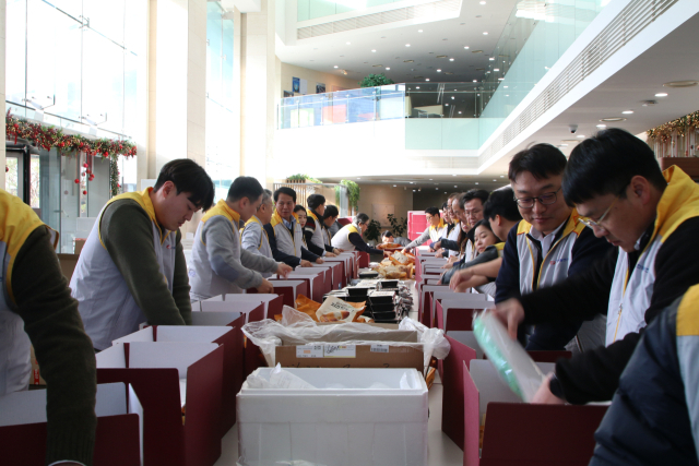 한국동서발전 임직원들이 ‘크리스마스 선물꾸러미’를 포장하고 있는 모습. 동서발전 제공