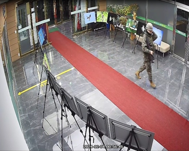 비상계엄 당시 강원 양구군청에 총기 든 군인 출입..."비무장" 해명과 달... - 뉴스 썸네일 이미지