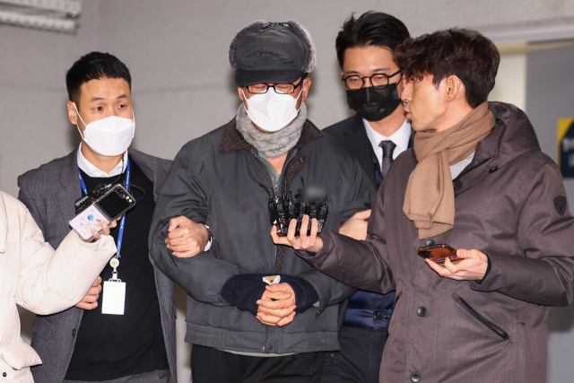 '12·3 비상계엄' 기획에 관여한 혐의로 구속된 노상원 전 국군정보사령관이 24일 오전 서울 은평구 서울서부경찰서에서 검찰로 송치되고 있다. 연합뉴스