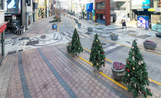 50·60대 고령층 자영업자의 대출이 내수침체 상황에 급증한 것으로 나타났다. 지난해 12월 25일 성탄절에도 불구하고 한산한 광복로의 모습. 김종진 기자 kjj1761@