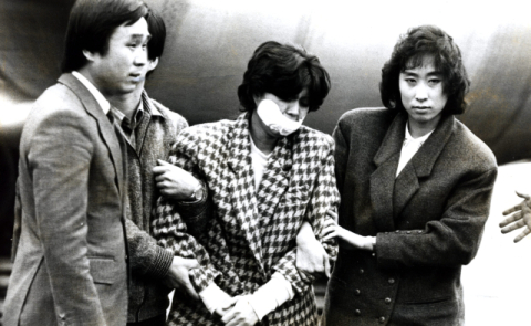 1987년 발생한 ‘KAL기 폭파 사건’의 주범 김현희가 김포공항에서 압송되고 있다. 연합뉴스