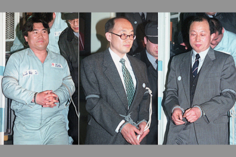 한성기, 오정은, 장석중 피고인(왼쪽부터)이 1997년 대선 직전 북한 인사와 접촉, 휴전선에서 무력시위를 해 달라고 요청한 혐의(국가보안법상 회합·통신 위반)와 관련한 항소심 선고를 받기 위해 2001년 4월 10일 호송버스에서 내리고 있다. 부산일보DB