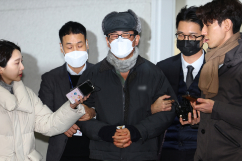 ‘12·3 비상계엄’ 기획에 관여한 혐의로 구속된 노상원 전 국군정보사령관이 24일 오전 서울 은평구 서울서부경찰서에서 검찰로 송치되고 있다. 연합뉴스