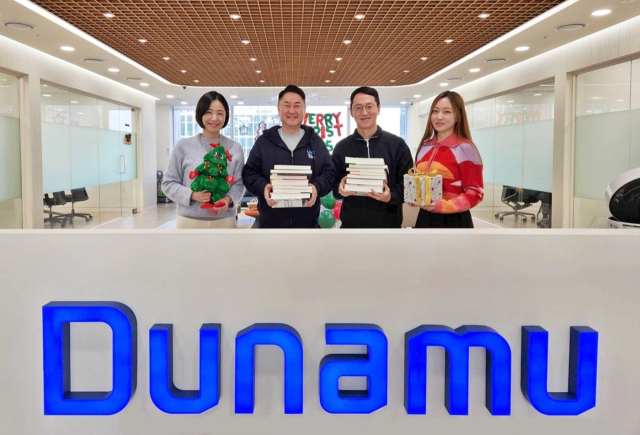 두나무의 환경·사회·지배구조(ESG) 캠페인 일환으로 물품 기부를 마친 두나무 이석우 대표(왼쪽 두 번째)와 직원들이 함께 기념사진을 촬영하고 있다. 두나무 제공