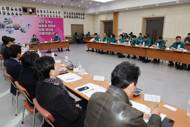 경남 양산시는 지난 23일 시민들이 안심하고 생활할 수 있는 환경 조성을 위해 지역 내 30여 개 기관·단체장이 참석한 ‘지역경제활성화협의회 확대회의’를 개최하고 있다. 양산시 제공
