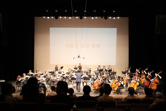 통영시가 문화도시 최정 지정에서 앞서 예비사업으로 추진한 시민오케스트라 공연 모습. 통영시 제공