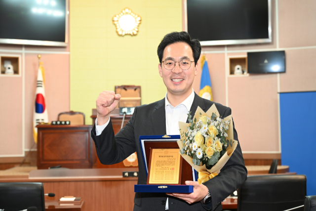 거제시의회 김선민 의원이 주민 복지 증진과 군익 보호에 앞장선 공로로 경남 시·군의회 의장협의회 주관 ‘의정활동 우수의원’으로 선정돼 ‘의정봉사상’을 받았다. 사무국 제공