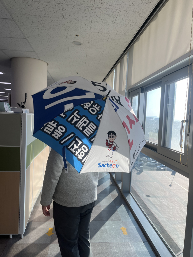 경남 사천시는 폐현수막 130장을 재활용해 ‘공유 우산’ 300개를 제작했다. 사천시 제공