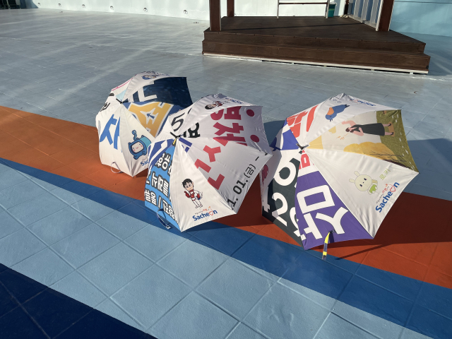 제작된 공유 우산은 내년 1월부터 읍면동 행정복지센터에 비치돼 지역민들에게 무료로 대여된다. 사천시 제공