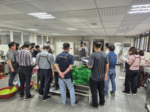 주(酒)도적인 신중년 양조 마스터 양성 과정 1기 과정 중 실습을 진행하는 모습.