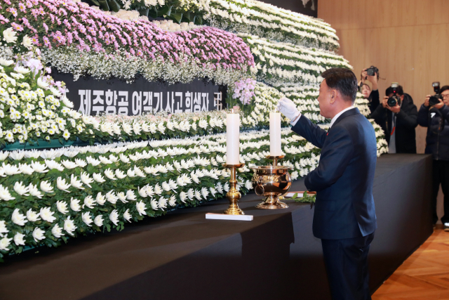 김두겸 울산시장이 30일 울산시의회에 설치된 제주항공 여객기 사고 합동분향소에서 희생자들을 추모하고 있다. 울산시 제공