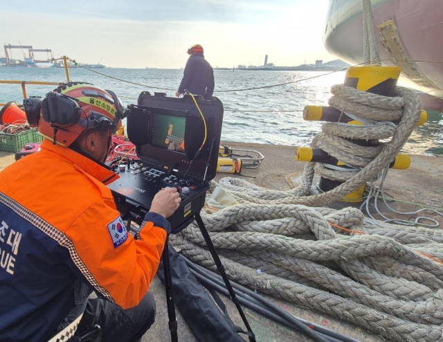 2024년 12월 30일 오후 HD현대미포 울산조선소에서 구조대가 수중드론을 이용해 실종자 수색을 하고 있다. 울산소방본부 제공