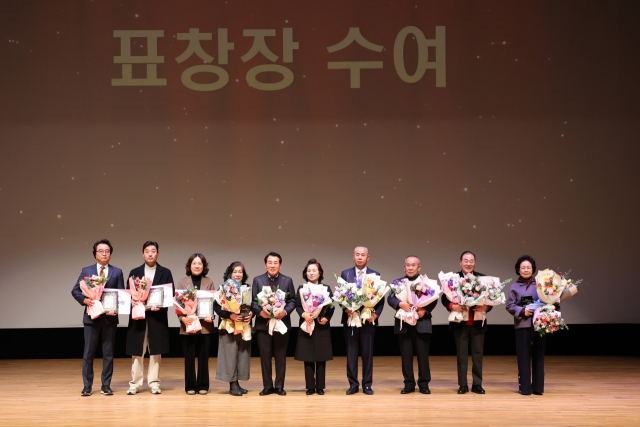 올 한 해 양산지역 경제 발전에 기여한 6명의 중소기업인이 31일 양산시 우수 중소기업인으로 선정된 뒤 기념사진을 찍고 있다. 양산시 제공