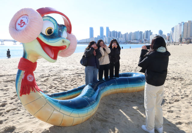 부산 수영구 광안리해수욕장에 2025년 을사년 푸른 뱀의 해를 맞아 뱀 모양의 새해 조형물이 설치됐다. 연합뉴스