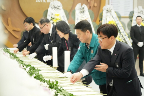 제주항공 여객기 사고 희생자 합동분향소에서 오은택 남구청장(오른쪽에서 두번째)과 부산 남구청 간부들이 헌화 분향하고 있다