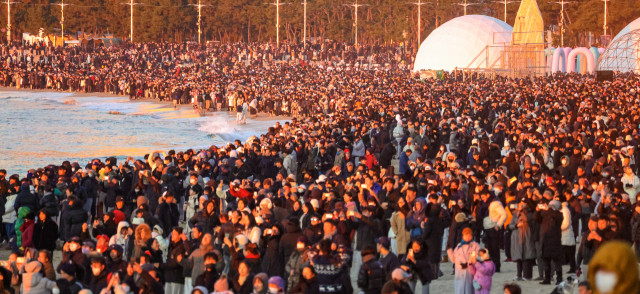 2025년 을사년(乙巳年) 새해가 밝았다. 1일 오전 부산 해운대구 해운대해수욕장을 찾은 시민과 관광객들이 새해 첫 해돋이를 감상하고 있다. 김종진 기자 kjj1761@