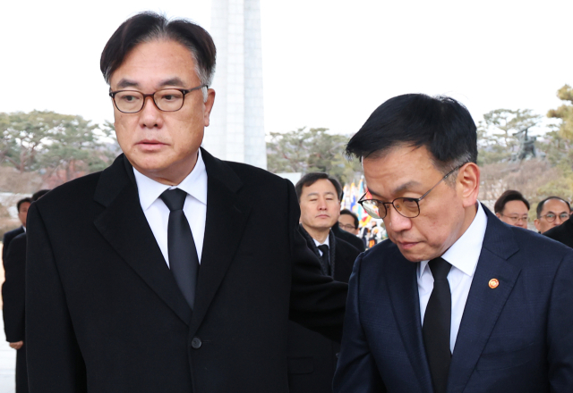 최상목 대통령 권한대행 부총리 겸 기획재정부 장관이 1일 국립서울현충원을 찾아 참배했다. 이 자리에는 정진석 대통령 비서실장을 비롯한 대통령실 고위 참모들이 함께 했다. 대통령실은 이날 공지에서 정 비서실장을 비롯해 성태윤 정책실장, 신원식 국가안보실장, 장호진 외교안보특보와 수석비서관 전원이 최 권한대행에 사의를 표명했다고 전했다. 연합뉴스